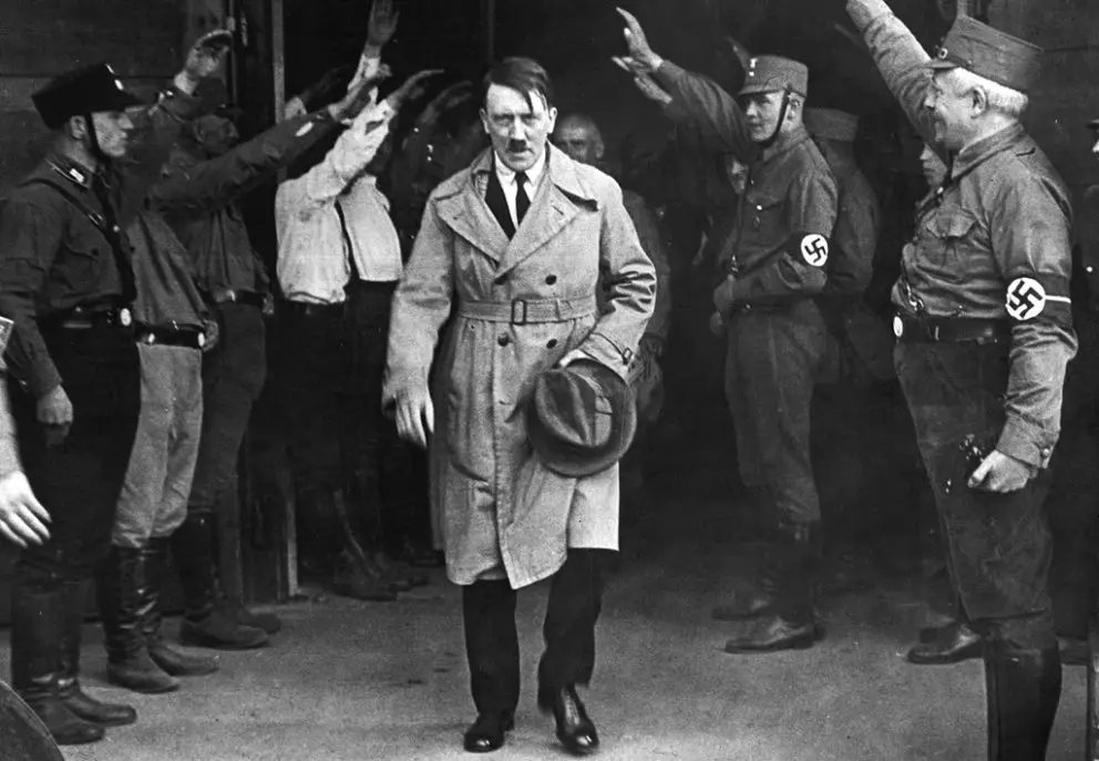 Hitler saliendo de la sede del partido Nazi. Fuente. 