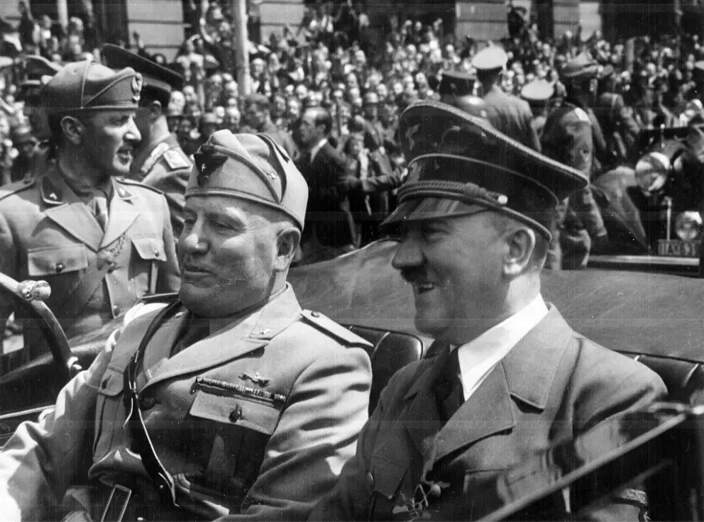 Adolf Hitler y Benito Mussolini. <a href="" https://www.flickr.com/photos/ooocha/2629711091/in/photolist-51nXup-63Z6J-6475Q-7QEFtf-64dr9-2VdVBx-bWKVd8-3d3Mnz-dNMTob-5o3M1T-3qyuNB-64g9P-57D6pn-6hLS2S-p3mwFc-pmkeHW-pjPU7b-649TG-9Vuus3-p3A6V2-2ixxyq-64f3d-8sTqXL-E7PB4-4YZPD-647dK-63ZRu-73ZrEq-dP9SKE-MiAq9-6uev1D-onnW3i-cbK9bY-64aGy-64b88-641GD-648EM-64aMd-9fEdPo-64bV6-64aov-73vuH9-64d52-8ojqd3-7QEFEs-64bLA-8oj8XL-64btr-64aco-LpMLXtarget="_blank">Fuente</a>. 