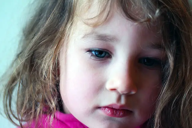 niña con rostro de angustia por sufrir bullyng