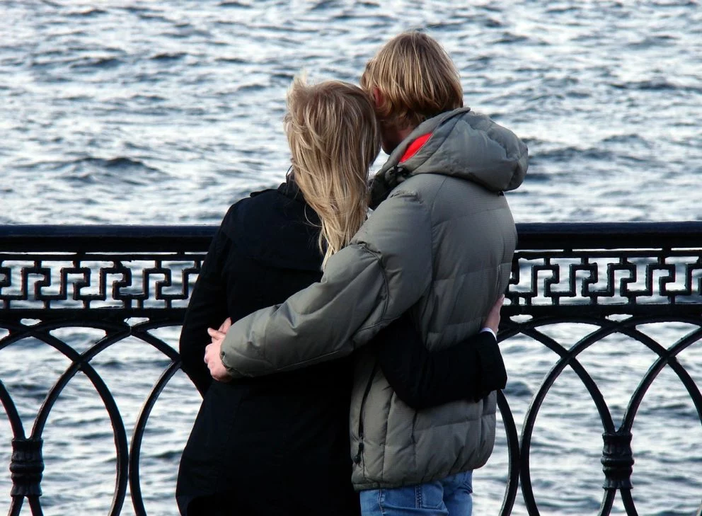 Novios mirando el río