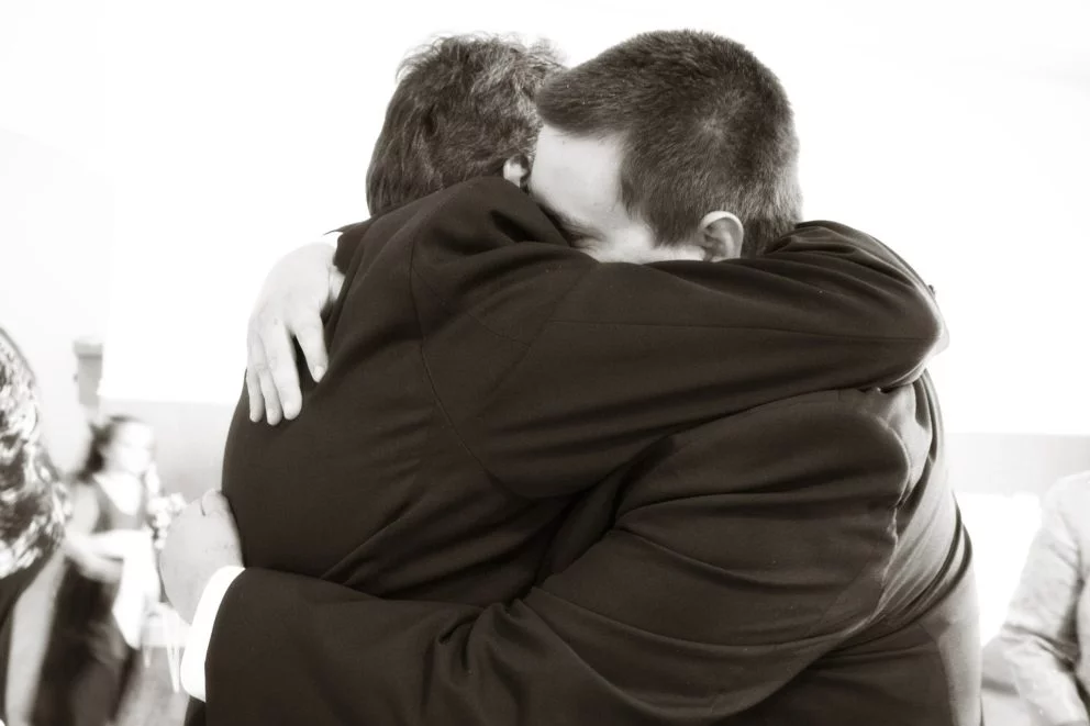 hugging-571076_1920