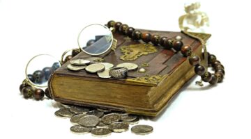 Biblia y monedas que pagan un servicio que no debería cobrarse