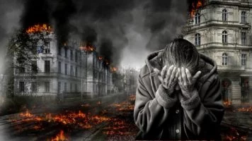 Persona tapando el rostro con las manos por el dolor ante el incendio.