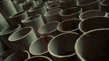 Tubos de plástico llamado pvc que se usa en la construcción.