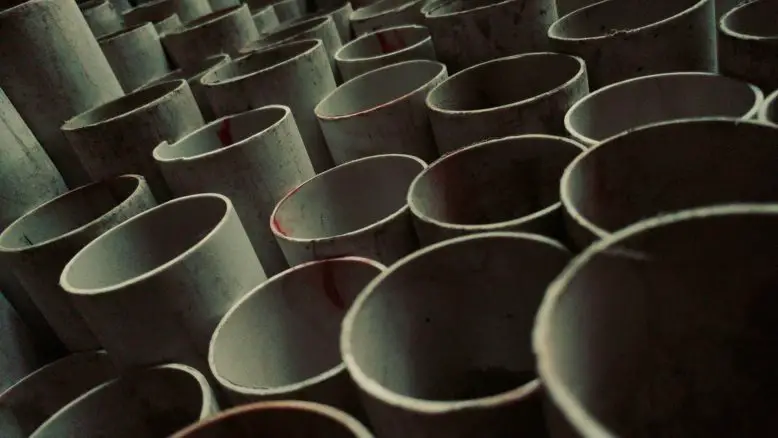 Muchos tubos de plástico de material llamado pvc que se usa en la construcción.