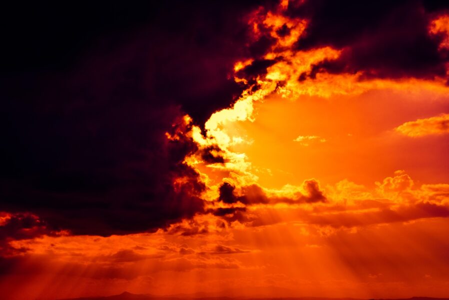 cielo con nubes de color naranja similar al fuego, pone de manifiesto la revelación de la existencia de Dios en la creación.