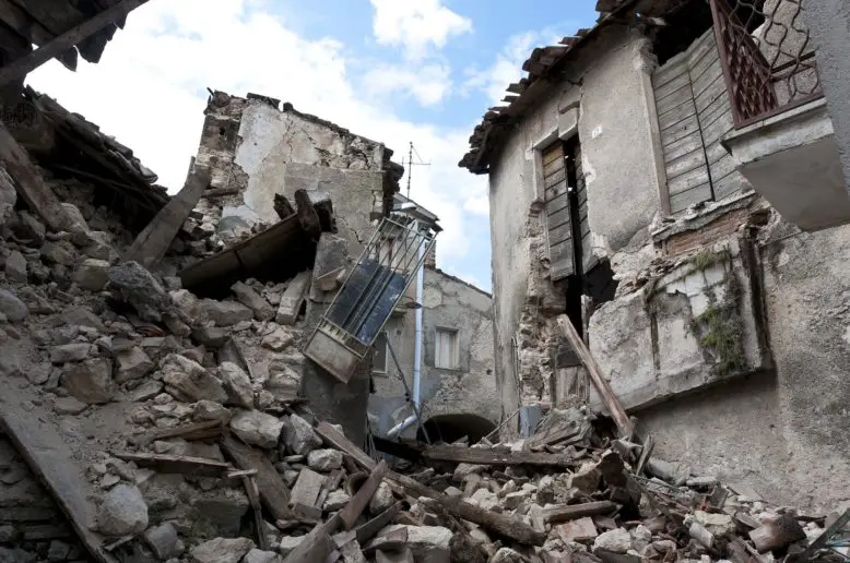Escombros y destrucción de un inmueble a causa de un sismo o terremoto.