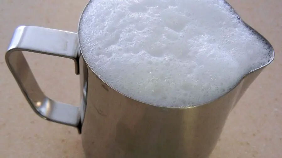 Jarro con espuma de leche descremada apta para bajar niveles de acido urico