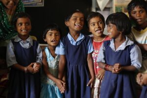 niños en edad escolar aprenden el adjetivo en escuela