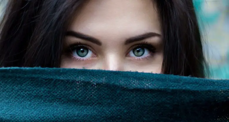 Ojos de mujer con amaurosis o pérdida fugaz de la vision