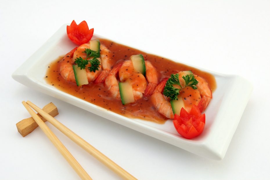 arte culinario japonés en una plato de camarones con salsa de tomates