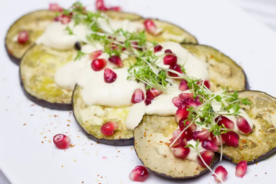 rodajas de berenjena con pasta de garbanzos llamada humus