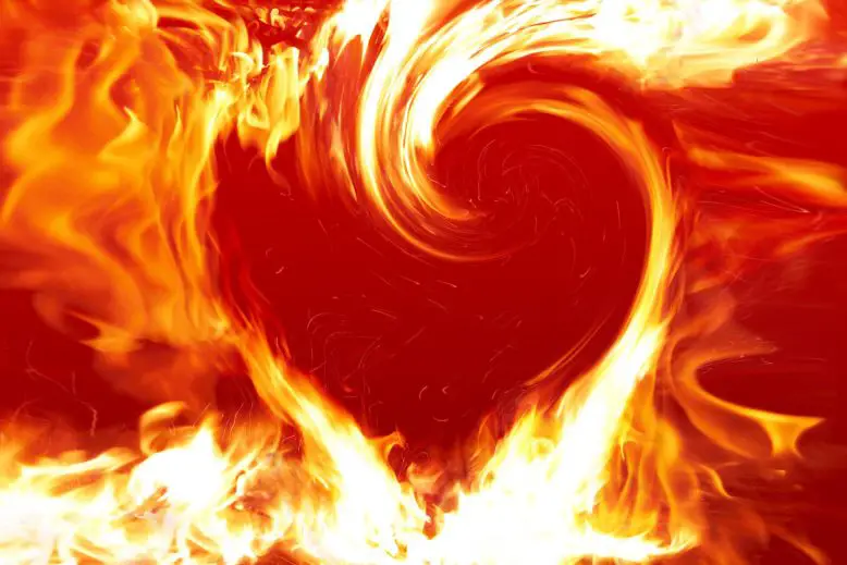 fuego en forma de corazón en llamas en lenguaje figurado