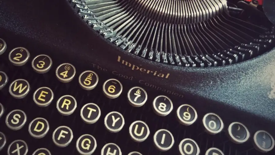 antigua máquina de escribir que era herramienta de lenguaje literario