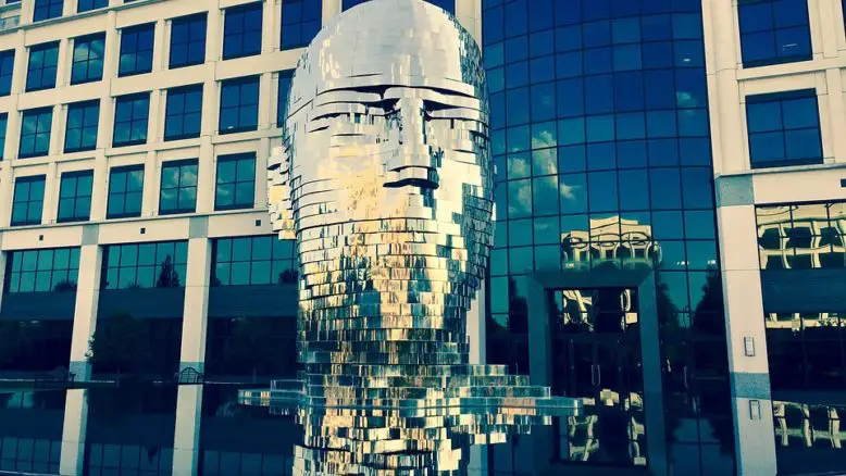 edificio con escultura gigante de arte cinético