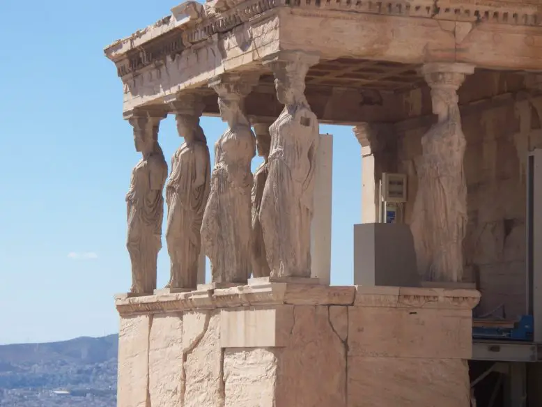 estatuas de arte clásico de una acrópolis griega