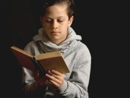 niño leyendo el desarrollo de un cuento
