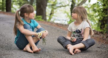 niñas sentadas descalzas conversando como emisor y receptor