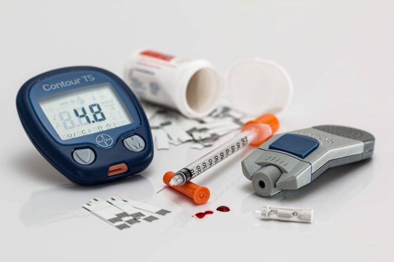 jeringa, tiras reactivas, y otros insumos para aplicar insulina en enfermedad del páncreas