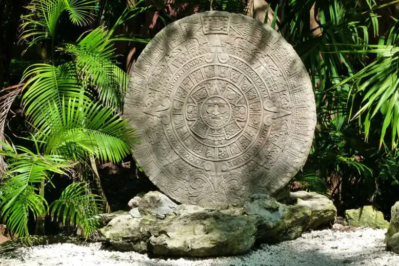 réplica del Calendario Azteca en un jardín