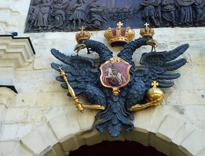 águila bicéfala en edificio de Moscú