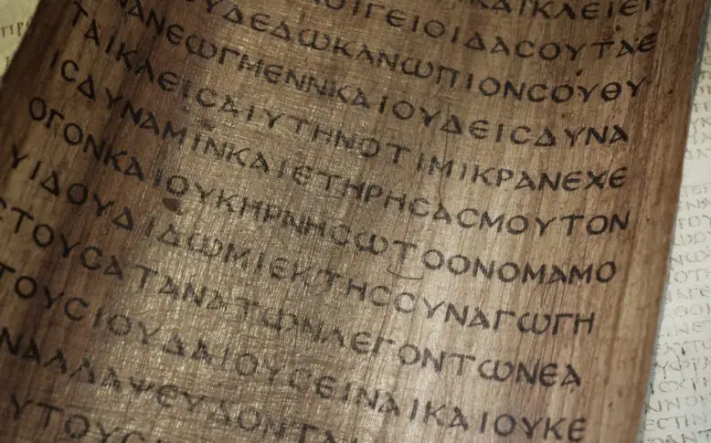 alfabeto griego manuscrito en un papiro 