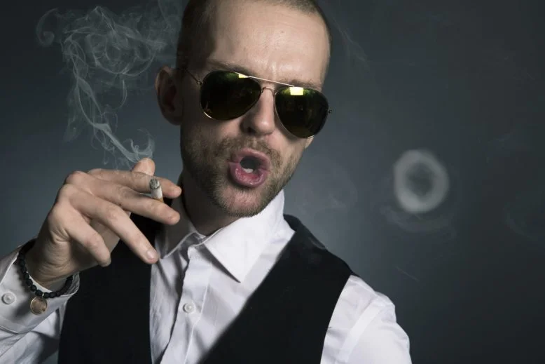 petulancia en un hombre que fuma