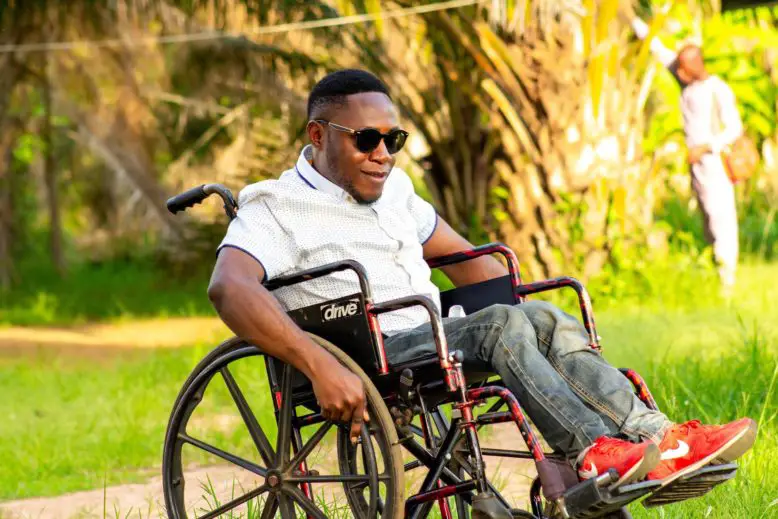 apraxia en hombre en silla de ruedas