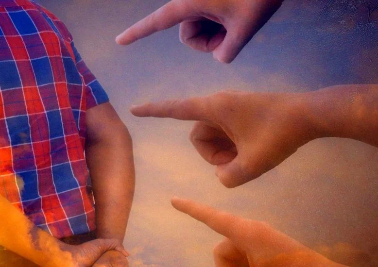 los haters señalan con el dedo a otra persona
