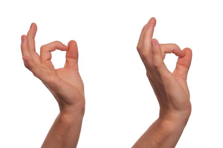 un sordomudo usando lenguaje de señas