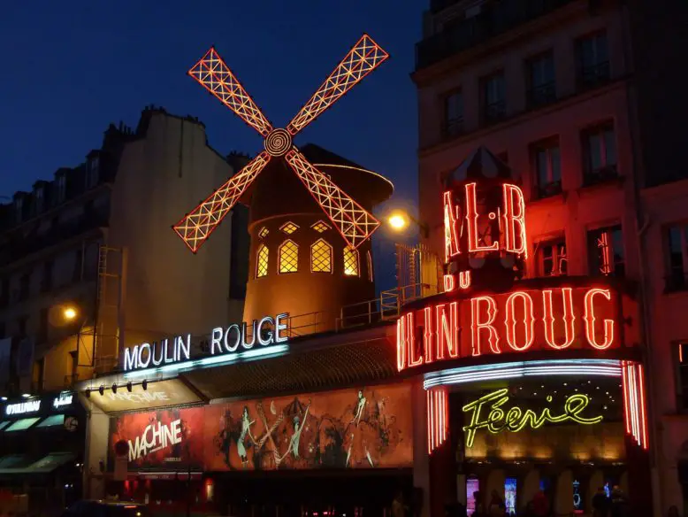 Moulin Rouge parisino es un cabaret con suricantas