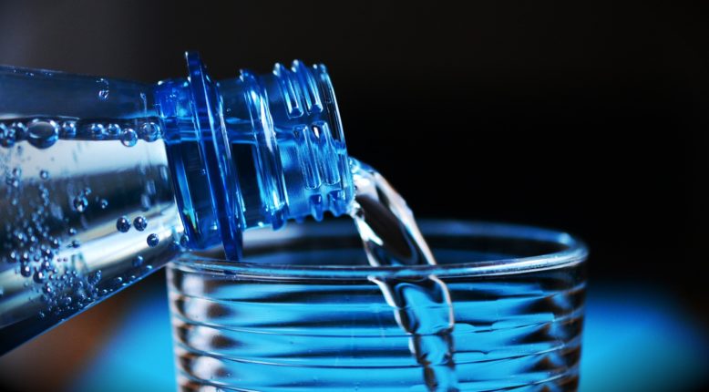 agua que no has de beber, déjala correr es una frase representada en el agua que cae de una botella