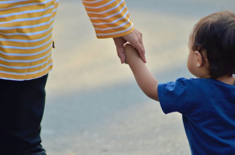 la diferencia entre alegría y felicidad en madre de la mano con niño