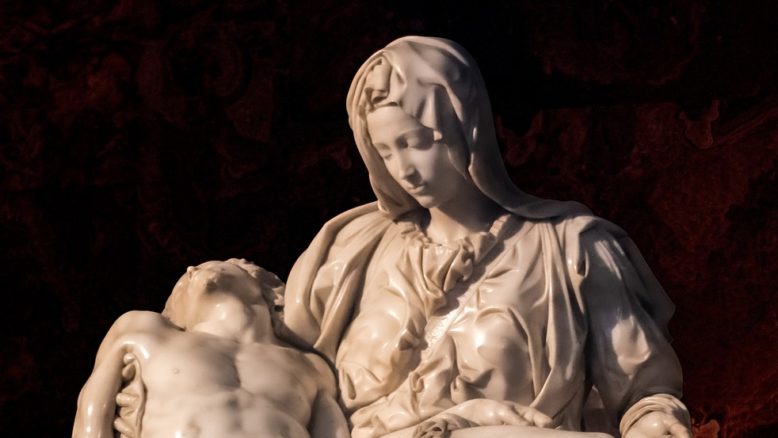 Piedad de Miguel Angel está realizada en mármol en el Vaticano